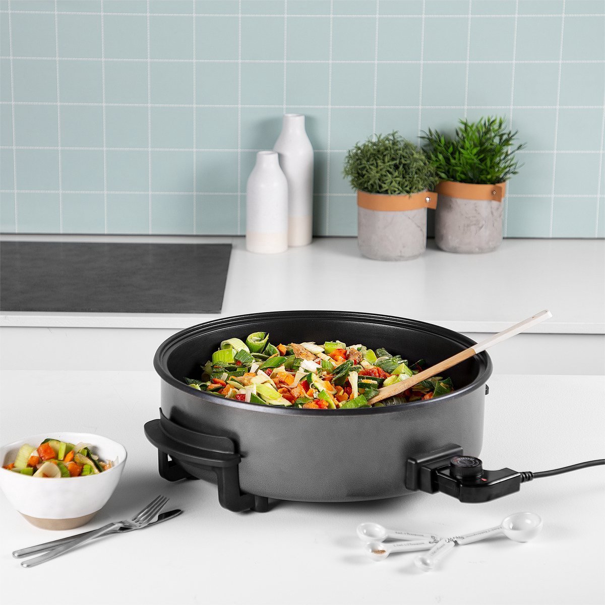 Electric Party Pan with Glass Lid and Non-Stick Coating - 5 Adjustable Heat Levels - 1500W - Ø42cm - Black - Image 10
